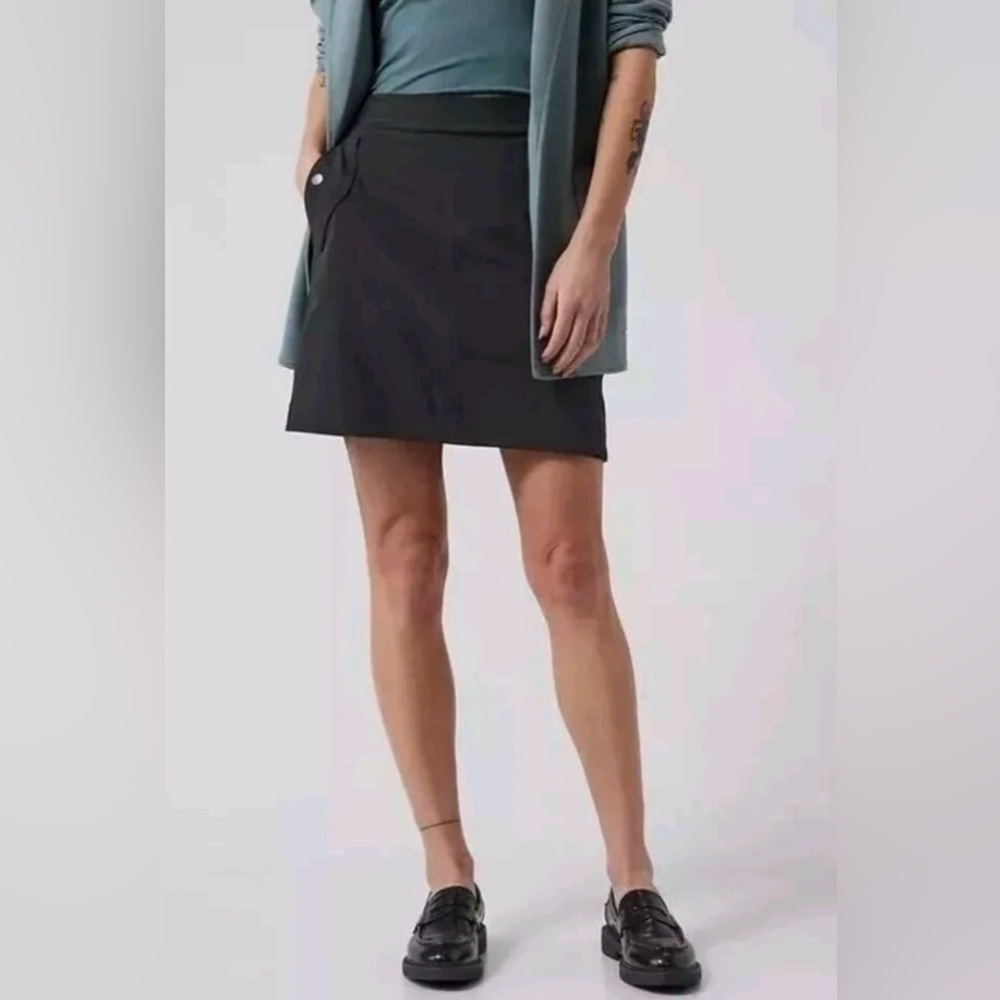 Athleta Black Vienna Cargo Skort Shirt Size 6 Mini